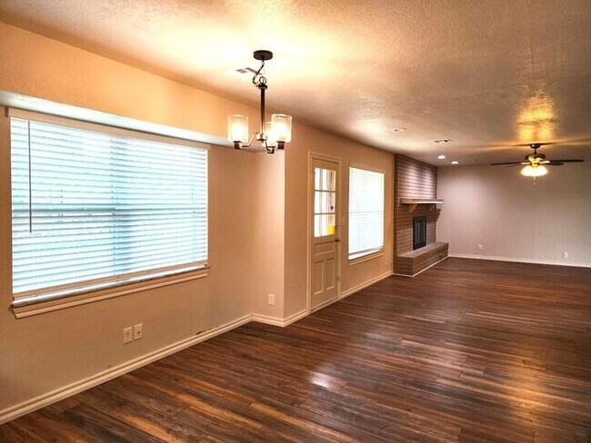 Building Photo - 4 Bed 2.5 Bath 2 Car Garage in Camelot Addition NW OKC