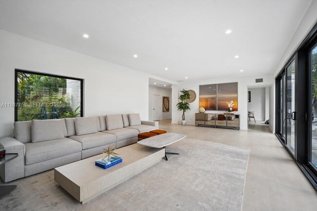 Building Photo - 5661 Pine Tree Dr