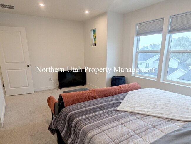 Building Photo - New 3 Bed 3 Bath Townhome
