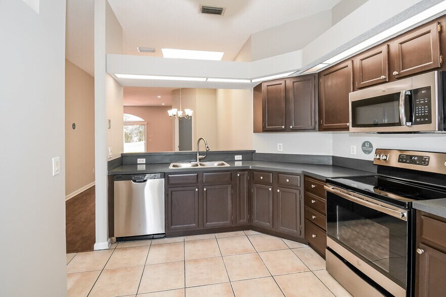 Building Photo - 3401 Millcrest Dr