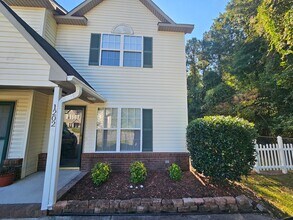 Building Photo - Well maintained Townhome w/ Large Yard