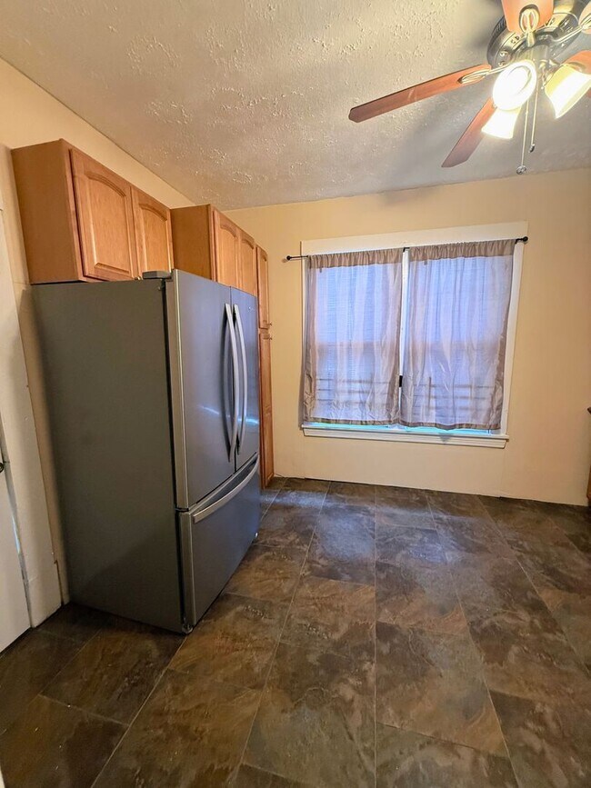Building Photo - Discover this three-bedroom, one-bath home in Cleveland