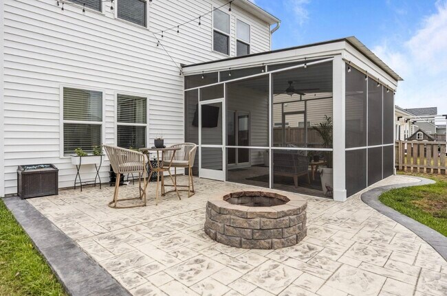Building Photo - 401 Carrara Dr