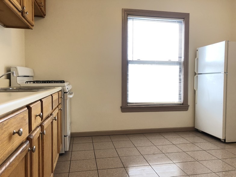 Kitchen - 952 W Windsor Ave