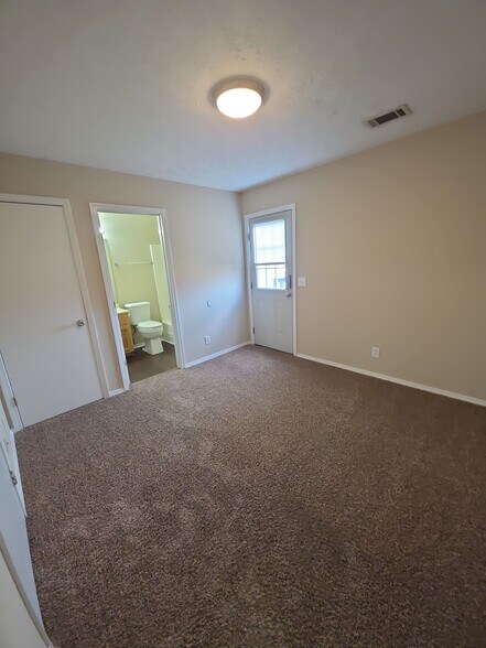 Building Photo - 640 W Stevens St