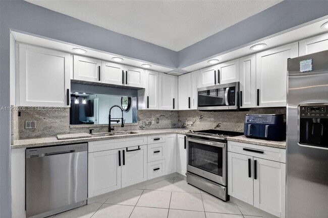 Building Photo - 13100 SW 11th Ct