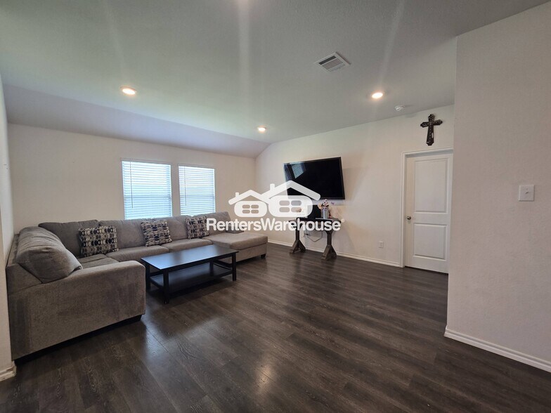 Building Photo - 616 Chuck Wagon Dr