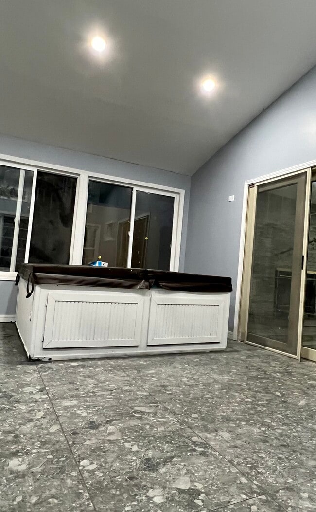 Building Photo - 11405 Central Dr W