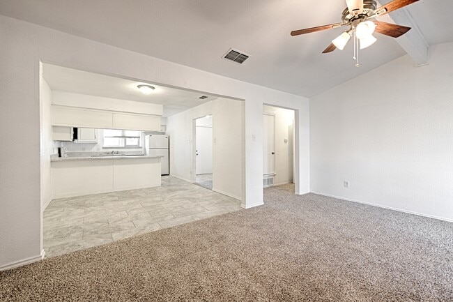 Building Photo - 2506 Oak Leaf Dr