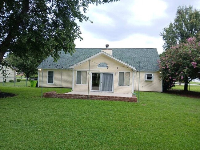 Building Photo - 215 Forest Oaks Dr
