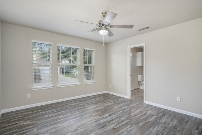 Building Photo - Great Location!