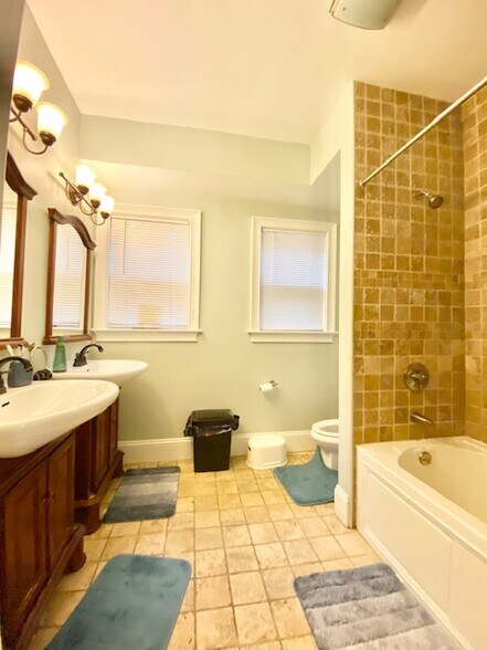 Building Photo - 180 Hillside St