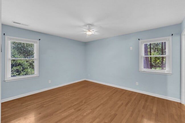 Building Photo - Cute 3/1.5 Close to RTP
