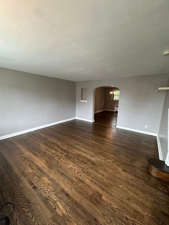 Building Photo - 3 Bed, 1 Bath Rowhome