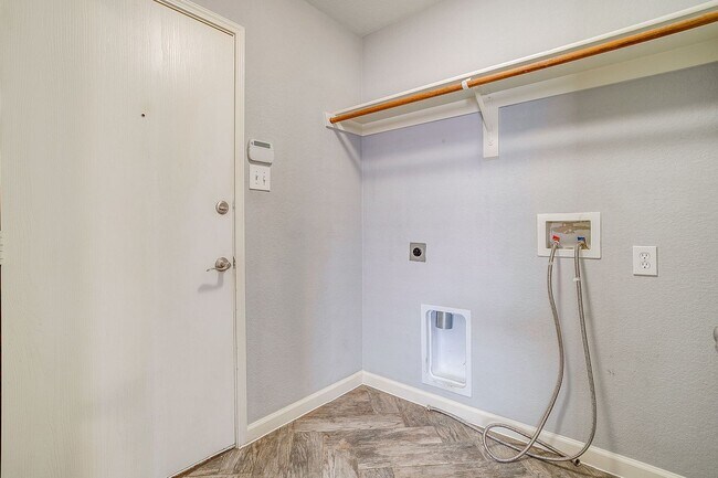 Building Photo - Amazing Rental Home- 3 Bed, 2 Bath Home in...