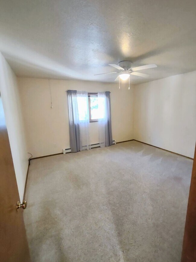 Building Photo - Spacious Downtown Townhome Available Now!