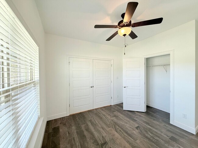 Building Photo - Luxurious 4-Bedroom Home