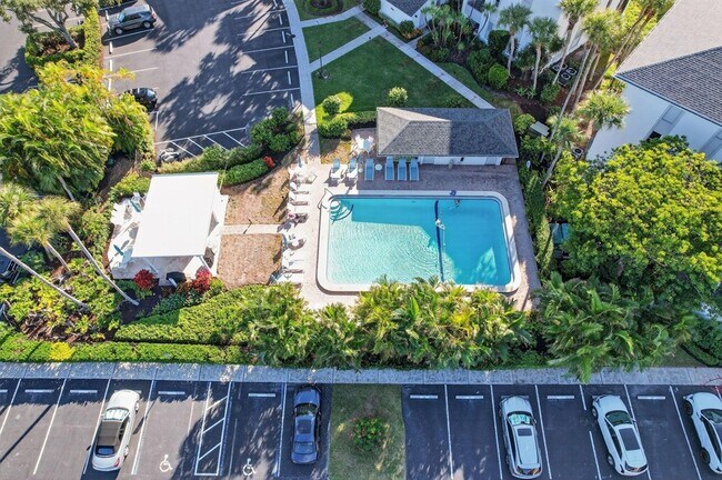 Building Photo - 390 NE Edgewater Dr