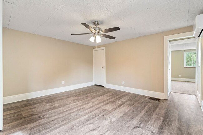 Building Photo - Nicely Renovated 1 Bed, 1 Bath Apartment in Greenfield - In-unit Laundry, Quiet Street - Availabl...