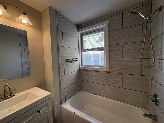 Building Photo - 171 Pleasant St