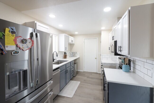 Building Photo - MOVE IN SPECIAL IF YOU SIGN LEASE BY 4/15/2026!!!!!!! Newly Updated 3/2 Home in SW Redmond