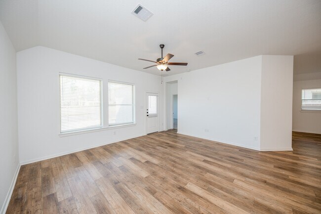 Building Photo - 42514 Summer Crst Rd