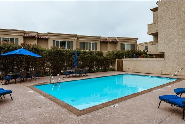 Building Photo - 2420 Torrey Pines Rd