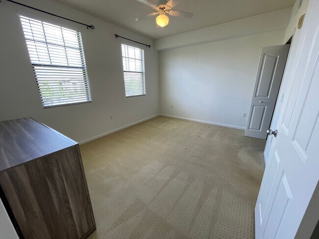 Building Photo - ANNUAL RENTAL - POSITANO PLACE-1 BED/1 BATH WITH LAKE VIEW AND NEW APPLIANCES!