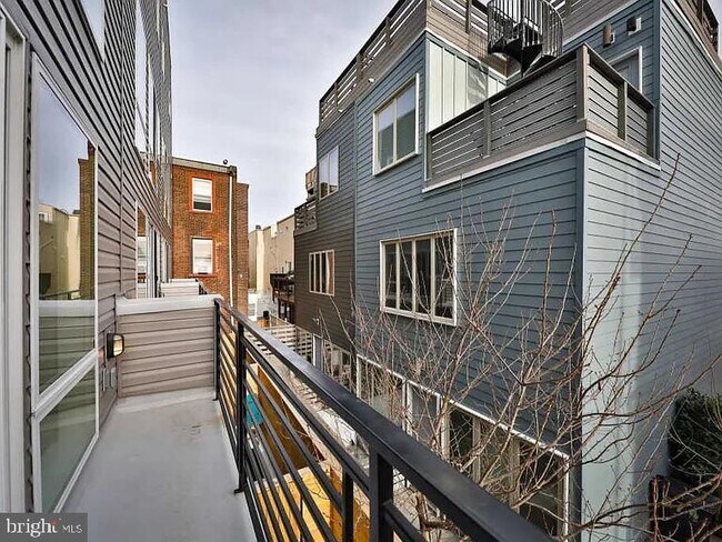 Building Photo - 965 N Lawrence St