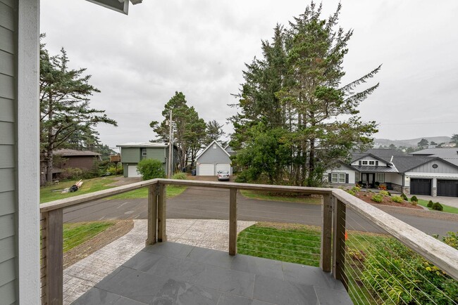 Building Photo - Beautiful Home in Depoe Bay!