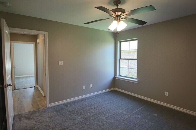 Building Photo - Beautiful 3 Bedroom 2 Bathroom Townhouse in South Tyler! 1/2 OFF FIRST FULL MONTHS RENT!