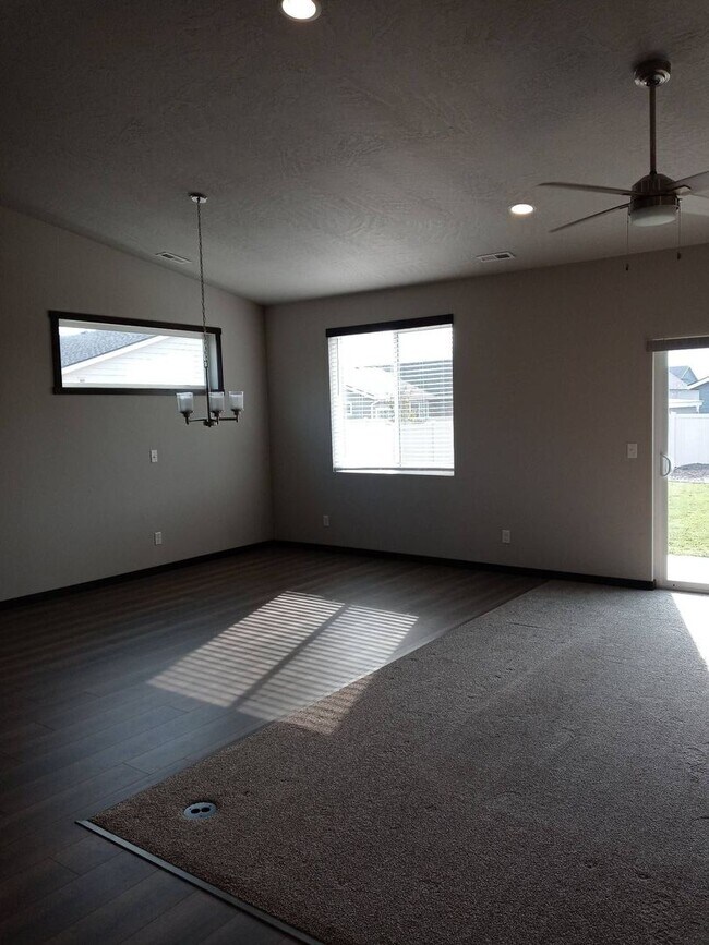 Building Photo - Beautiful 3-bedroom, 2-bath home at Woodbr...