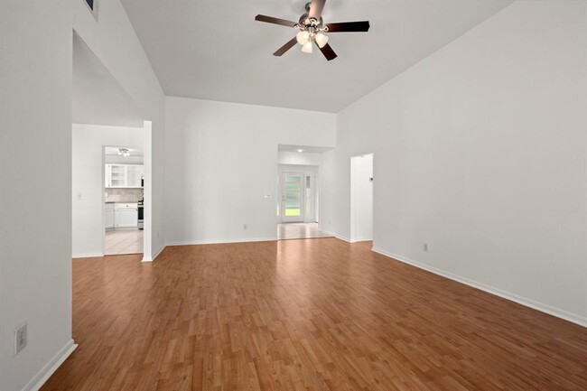 Building Photo - 6 E Stony Bridge Cir