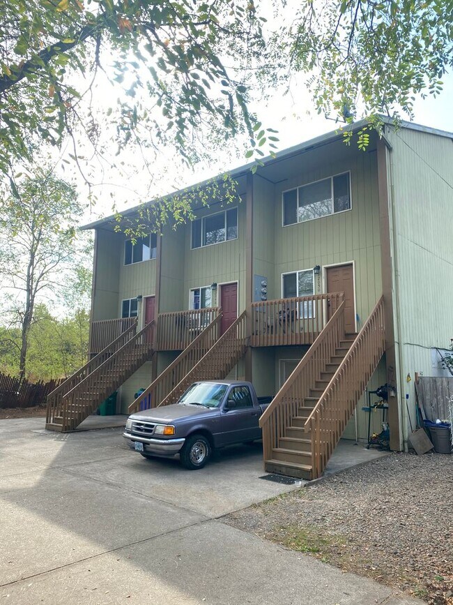 Building Photo - 12042 SE Raymond St