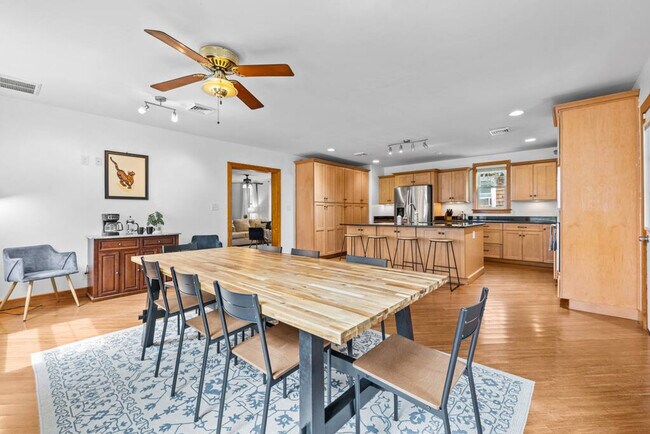 Building Photo - 912 Little Bay Ave