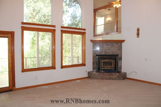 Building Photo - 677 Hoppe Ln