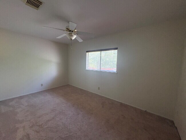 Building Photo - Spacious 4 Bedroom Home in Live Oak