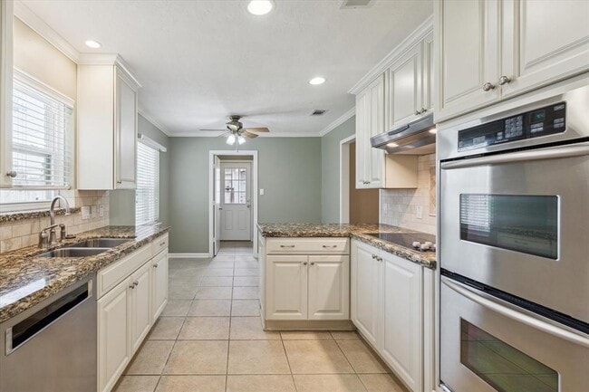 Building Photo - 14130 Britoak Ln
