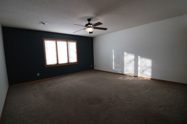 Building Photo - Beautiful 3 bedroom home just minutes from Manhattan and Fort Riley!