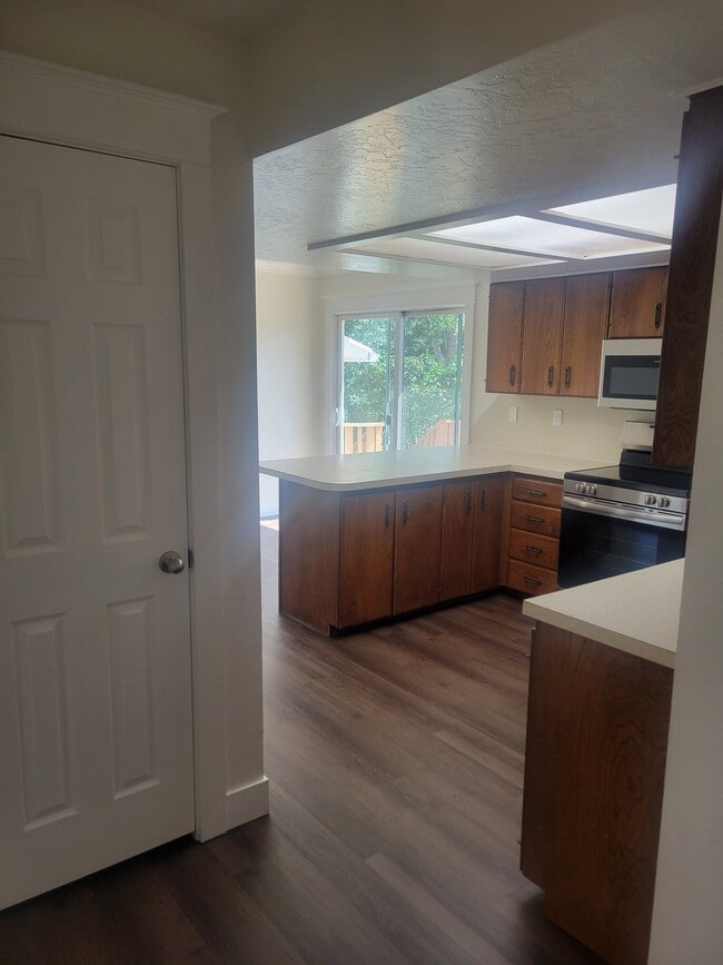 Building Photo - 165 W 910 S