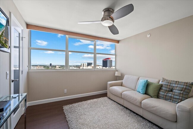 Building Photo - La Mer Condo