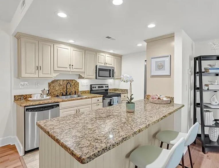 Kitchen - 420 Linkhorn Dr
