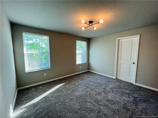 Building Photo - 3913 SE Mentmore Ln