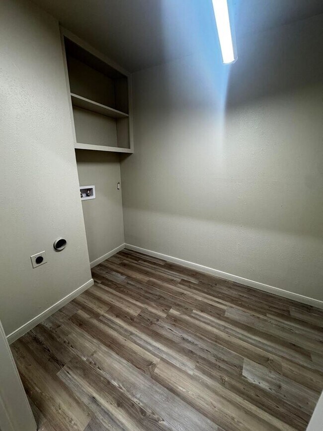 Building Photo - 4 Bedroom 3 Bathroom Ready To Rent!