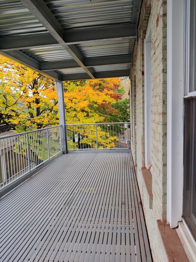 Building Photo - 8 Barrows St