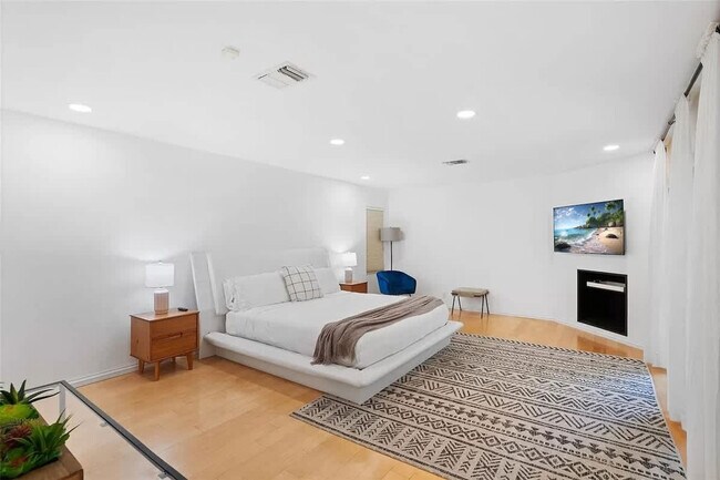 Building Photo - 413 Holiday Dr