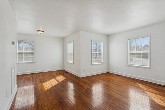 Building Photo - Christopher Shores