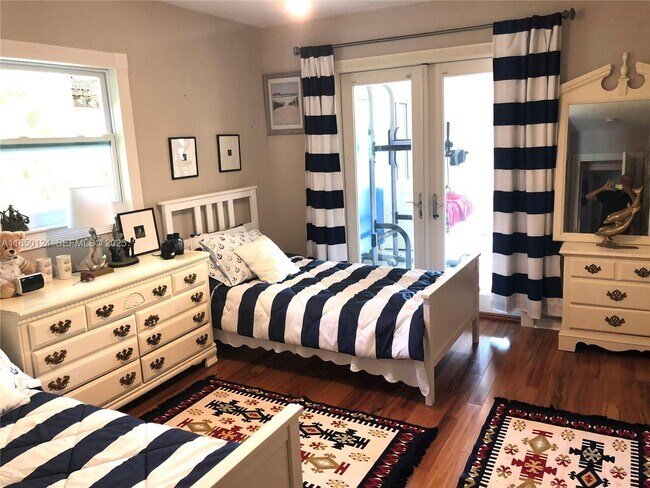 Building Photo - 1524 Argyle Dr