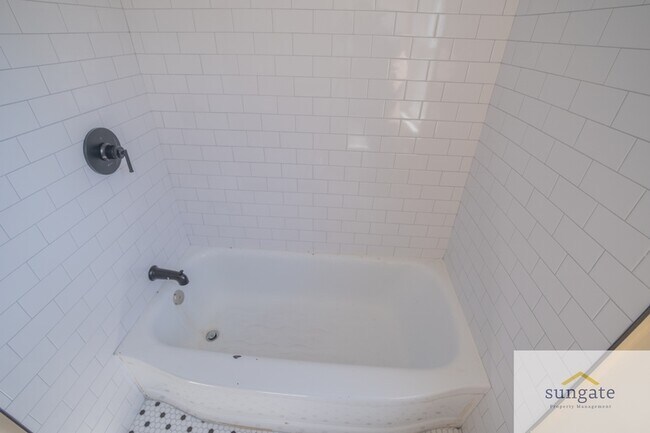 Building Photo - 1444 Meridene Dr