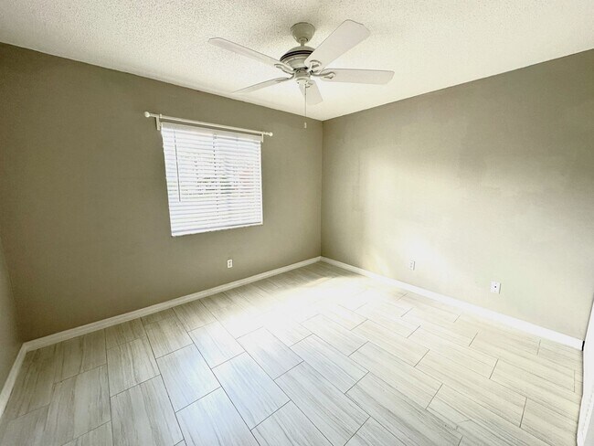 Building Photo - ** EMERALD LAKES ** 2 BED / 2 BATH CONDO -...